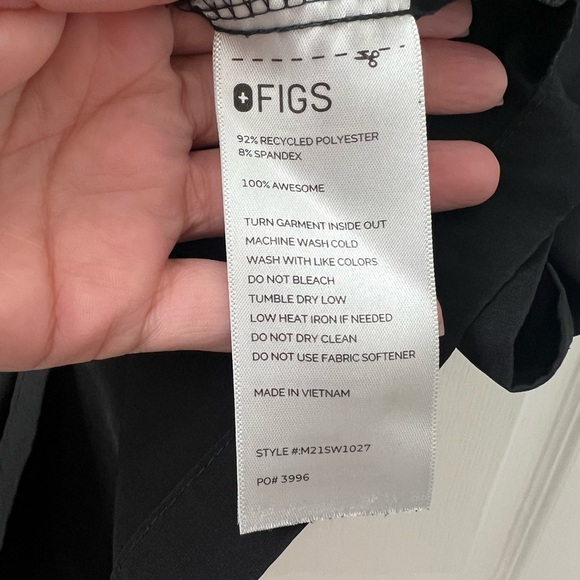 Figs Leon Three-Pocket Scrub Top™ (Size M) - Picture 11 of 13